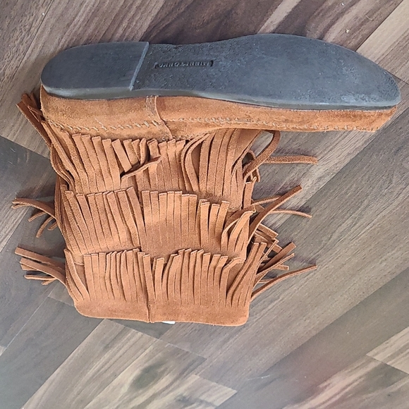 EUC Minnetonka fringe boots - Picture 2 of 16